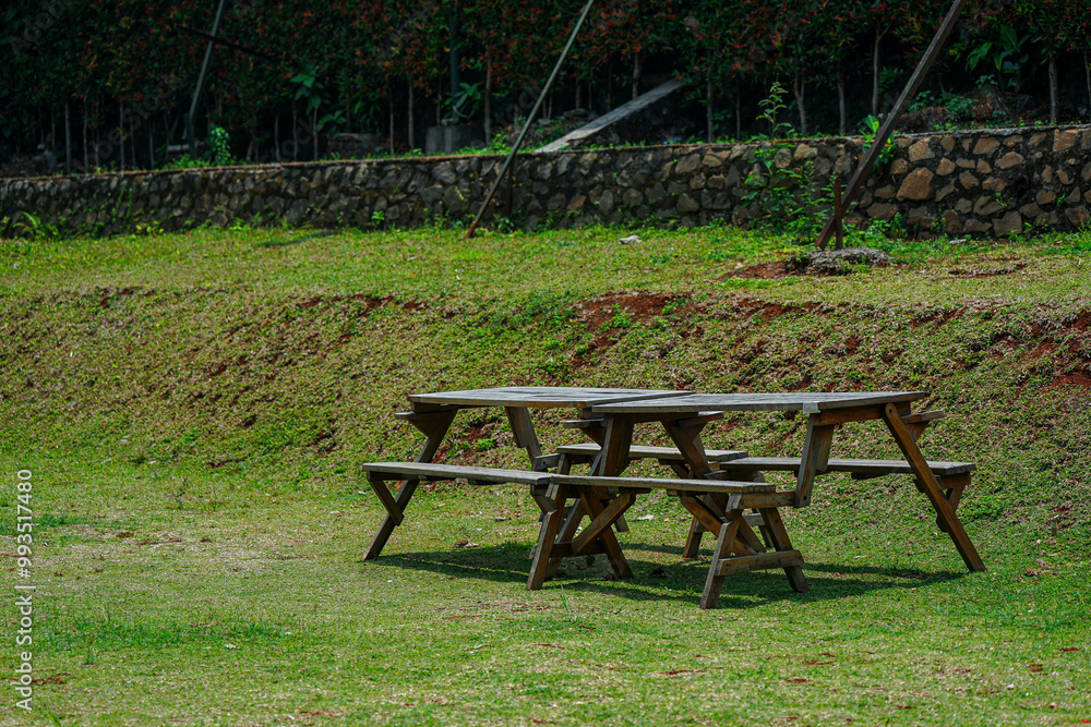 jakarta, 26 September 2024: Alfresco Elegance: A Charming Place Setting in the Backyard. Place setting on dining table in back yard. 