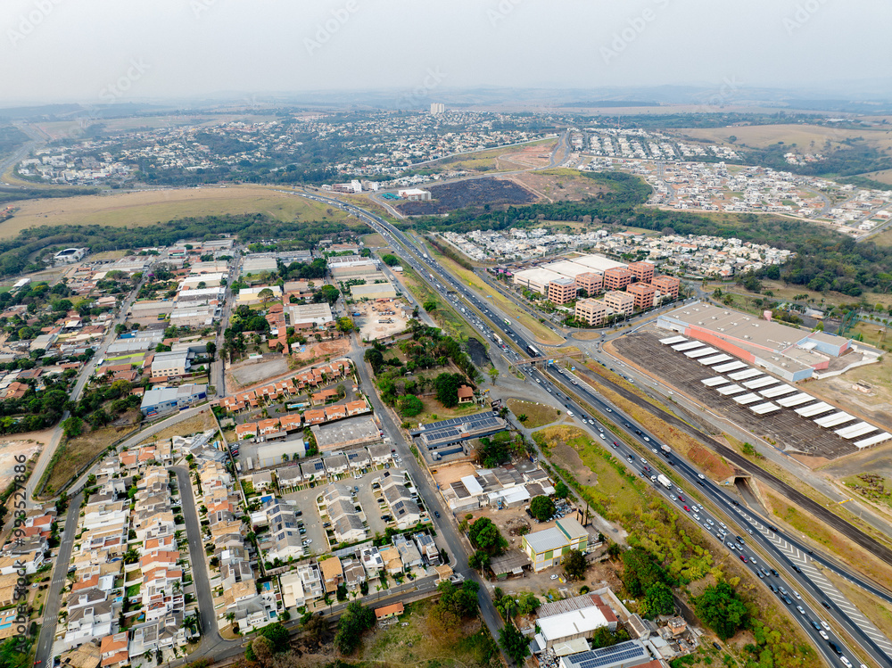 Imagem aérea da Rodovia Dom Pedro em Campinas no horário de pico. Região do Alphaville Business Park. Imagem aérea da Rodovia Dom Pedro em Campinas no horário de pico. Região do Alphaville Business Park.