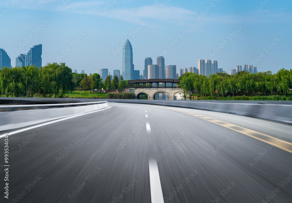 Obraz premium Dynamically blurred highways and the skyline of Hangzhou, China