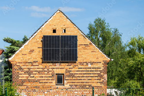Obraz na płótnie Eine kleine Solaranlage am Giebel eines alten Hauses w salonie