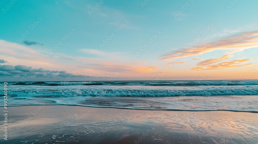 Obraz premium Peaceful Beach Sunset with Clouds and Gentle Waves
