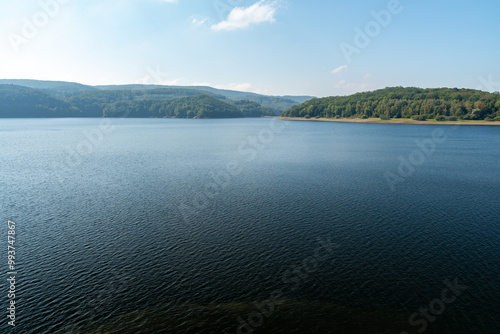 Blick auf den Rursee in der Eifel im Sommer bei schönem Wetter