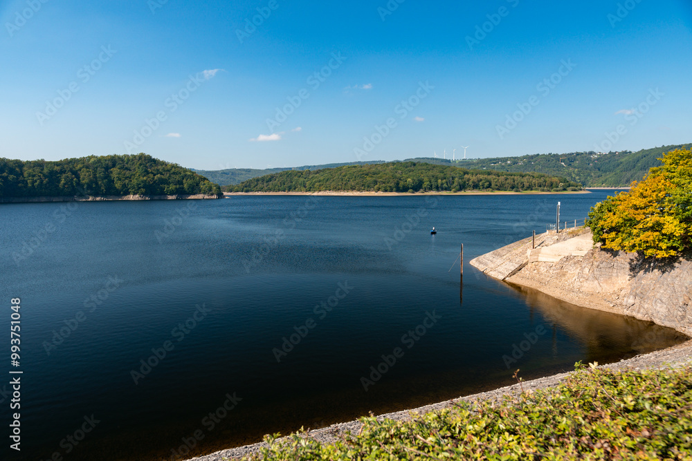Blick auf den Rursee in der Eifel im Sommer bei schönem Wetter Blick auf den Rursee in der Eifel im Sommer bei schönem Wetter