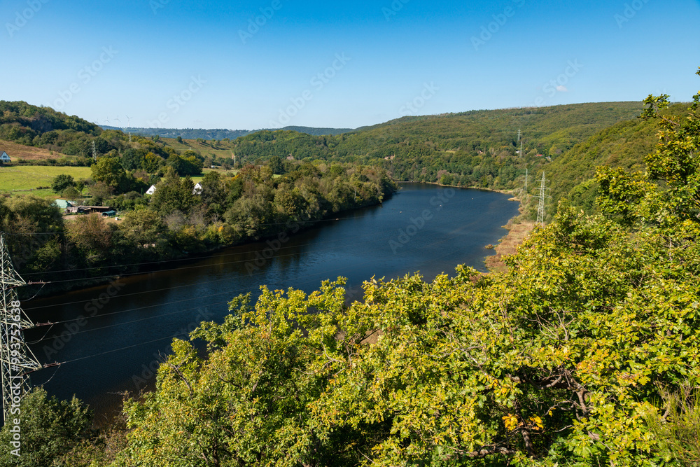 Obraz premium Rur in der Nähe der Rurtalsperre Schwammenauel beim Wasserkraftwerk Heimbach in der Eifel im Sommer bei schönem Wetter
