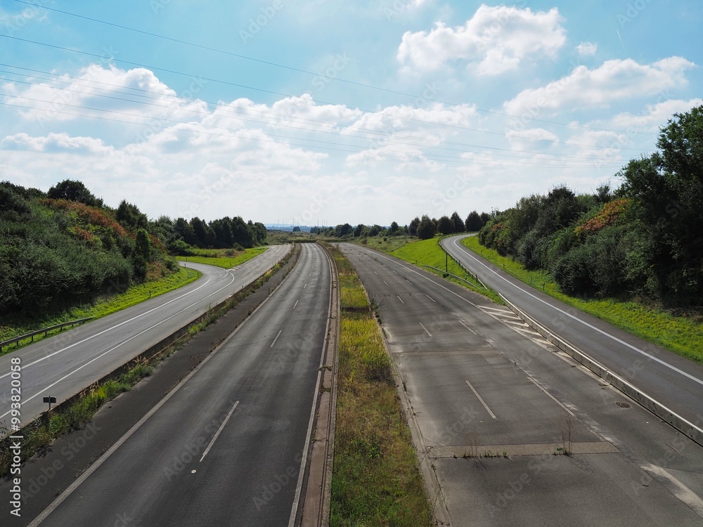 Fototapeta premium Ende einer Autobahn am Rande eines Braunkohle Tagebaus