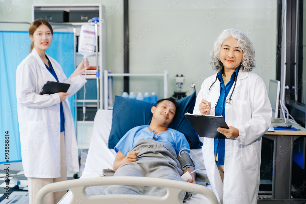 Obraz premium Hospital Ward Male and Male Professional Asian Doctors Talk with a Patient, Give Health Care Advice,