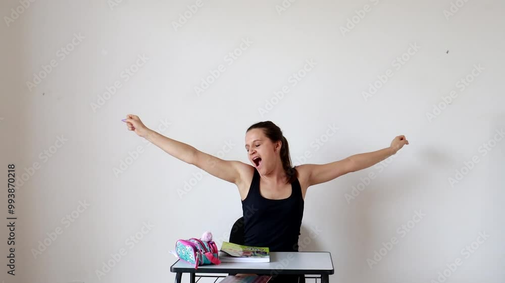 mulher estudante com preguiça