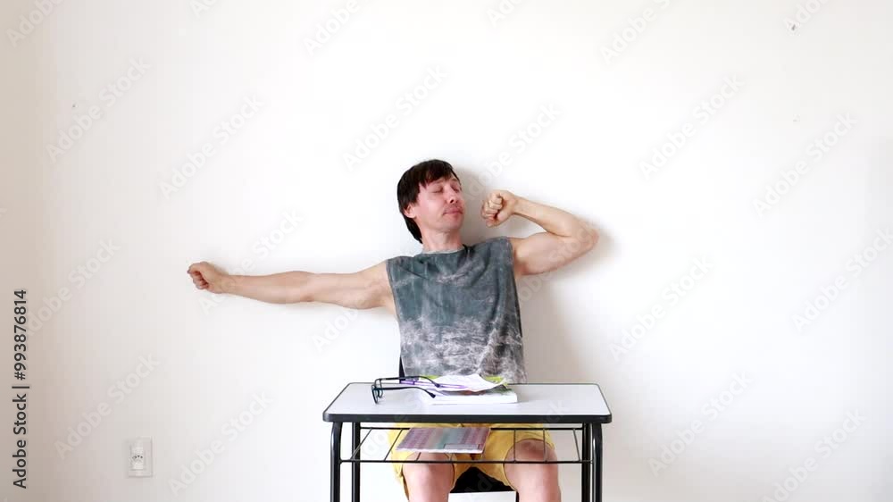 homem estudandte com preguiça bocejando