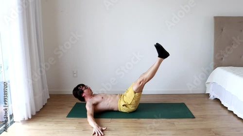 homem fazendo exercicios fisícos em casa  photo