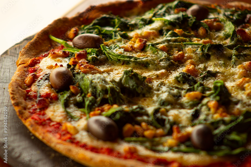 pizza de harina integral de espinaca nueces queso gratinado pizza de harina integral de espinaca nueces queso gratinado