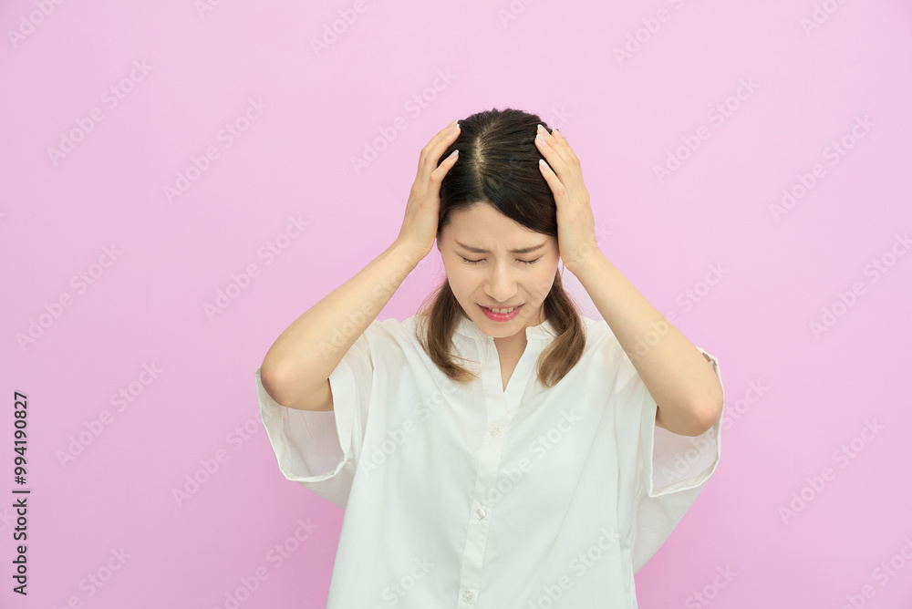 頭を抱える若い女性 頭を抱える若い女性