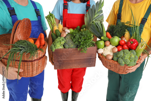 Young farmers with fresh ve...