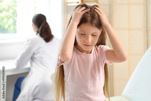 Little girl with pediculosi...
