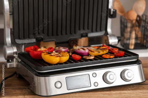 Modern electric grill with ...
