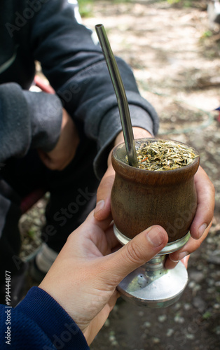 Amigos compartiendo un mate. Concepto de estilo de vida de amigos compartiendo un buen momento