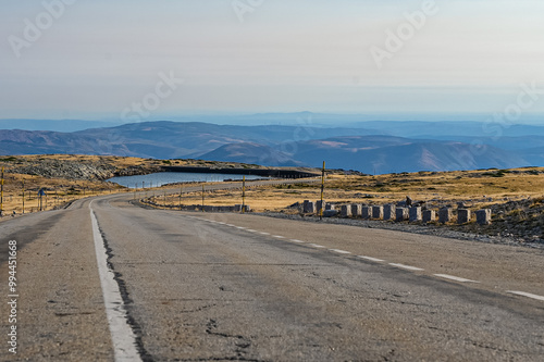 Vista panorâmica da Serra da Estrela, com seus imponentes picos rochosos, vastos campos verdes e céu claro, oferecendo uma paisagem tranquila e natural da maior montanha de Portugal. photo