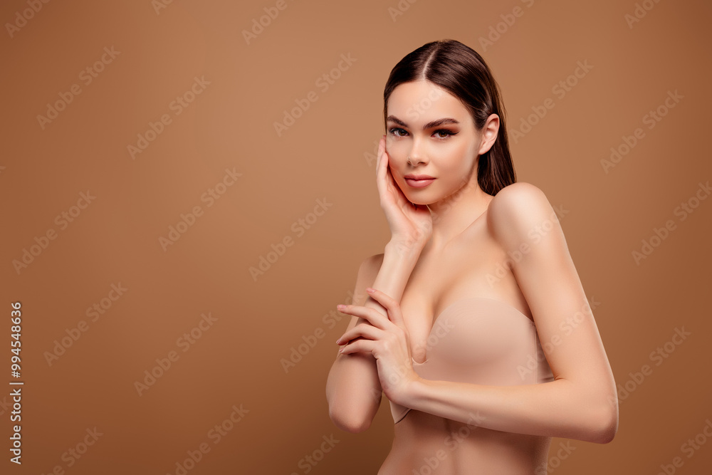 Obraz premium Photo of pretty stunning lady wear nothing arm touching cheek smiling empty space isolated brown color background