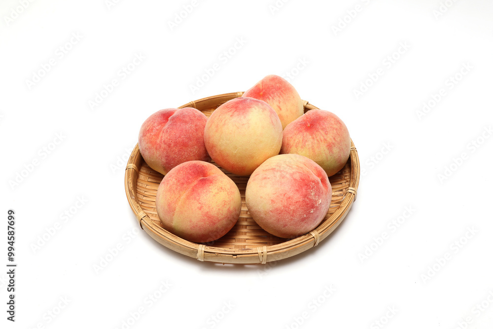 白背景の笊にのせた桃