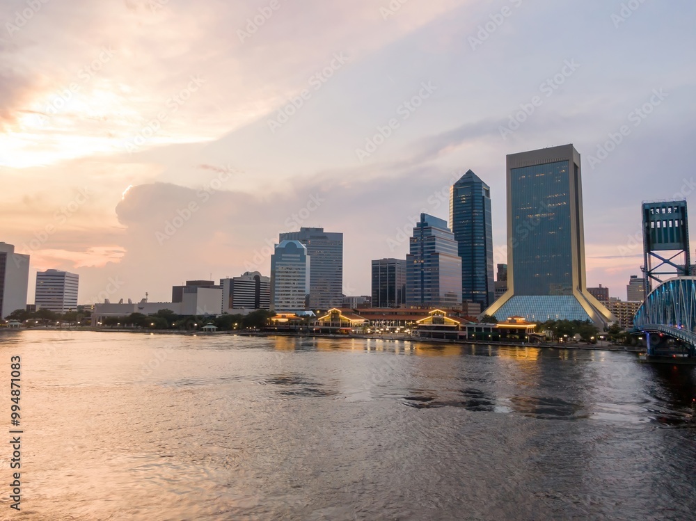 Obraz premium John T. Alsop Jr. Bridge crossing the St Johns River and downtown Jacksonville, Florida, United States .