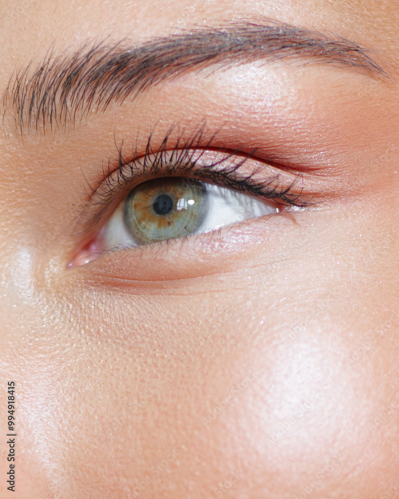 Fototapeta premium Extreme Close-Up of Woman's Green Eye With Perfect Makeup