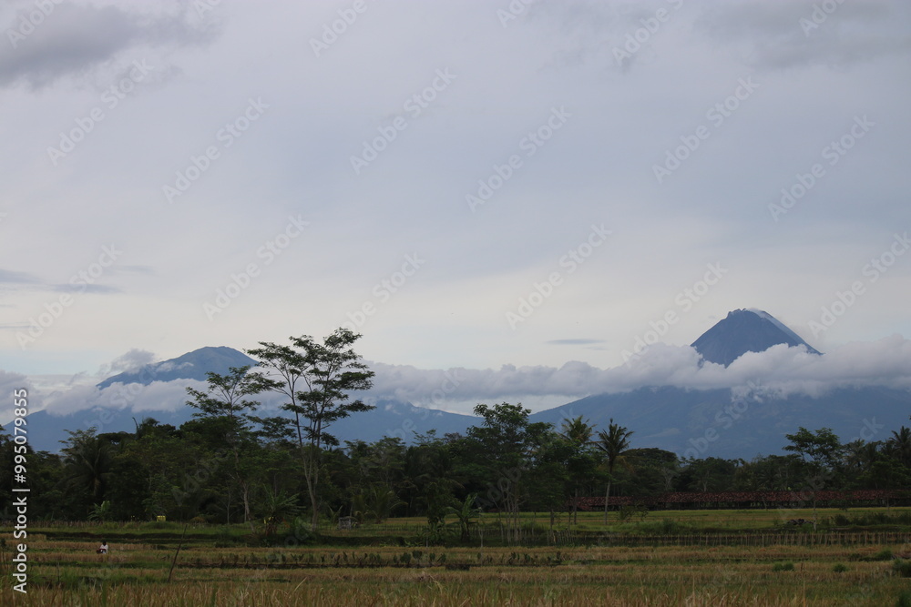 Fototapeta premium A Mountain Is Seen Behind Clouds And The Mountain Is In The Background