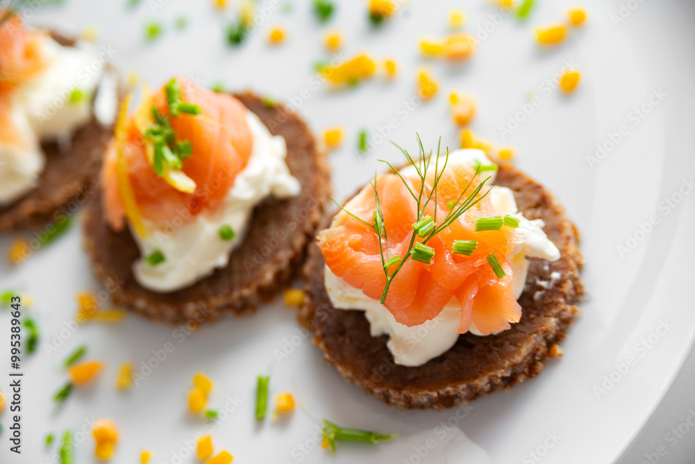 Deliziose canapès condite con crema di formaggio e salmone affumicato Deliziose canapès condite con crema di formaggio e salmone affumicato