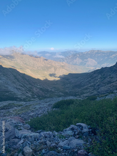 Vue sur la vallée du Niolo dans la massif du Cinto en Corse photo