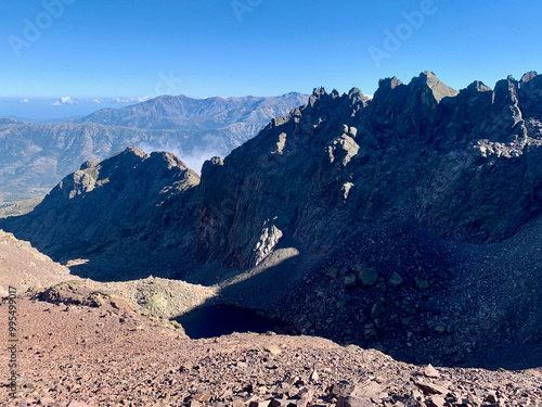 Vue panoramique sur les sommets dans le massif du Cinto en Corse photo