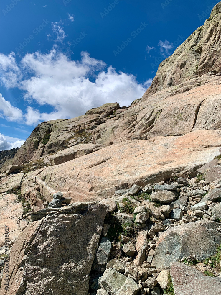 Fototapeta premium Chemin vers le sommet du Monte Rotondo en Corse