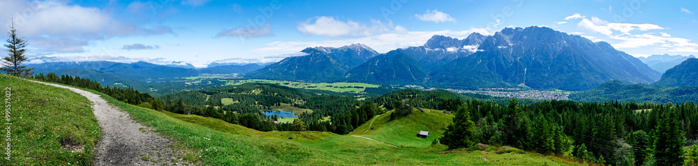Panorama am Hohen Kranzberg zum Ester- und Karwendelgebirge bis Krün und Wildensee Panorama am Hohen Kranzberg zum Ester- und Karwendelgebirge bis Krün und Wildensee