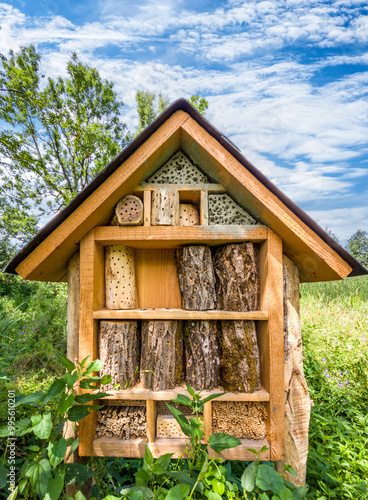 Insektenhotel aus natürlichen Materialien, Naturschutz photo