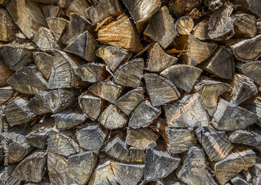 Aufgeschichtetes Brennholz, Holzscheite Aufgeschichtetes Brennholz, Holzscheite