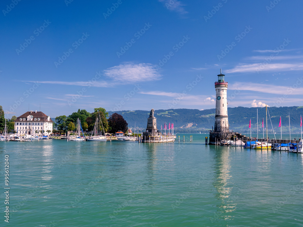 Naklejka premium Hafen mit Neuem Leuchtturm und Bayerischen Löwen in Lindau am Bodensee, Schwaben, Bayern, Deutschland, Europa