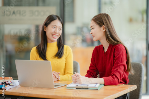 Asian business woman Sitting and chatting at the office