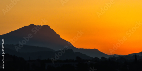 Fotografija Sainte Victoire mountain in the light of an autumn morning