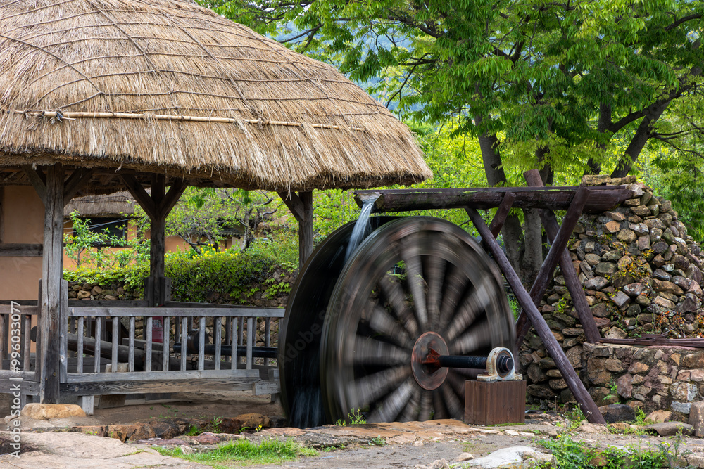 Obraz premium Thatched roof and watermill