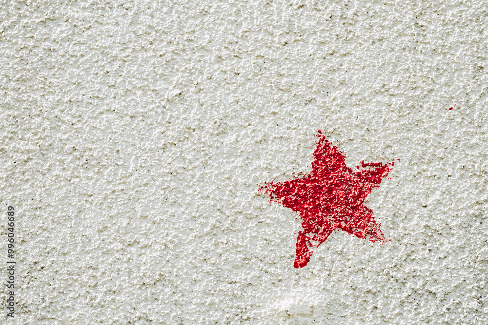 Décoration sur un mur avec une étoile peinte en rouge - Arrière-plan étoile avec espace vide