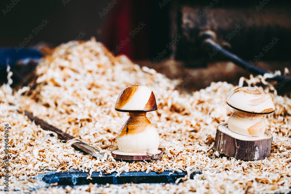Copeaux de bois dans un atelier d'artisan tourneur sur bois