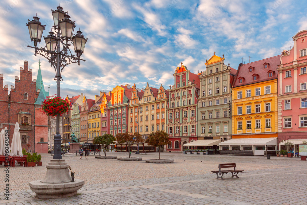 Φωτογραφία Morning view of colorful buildings on Rynek Square in Wroclaw, Poland, with stre