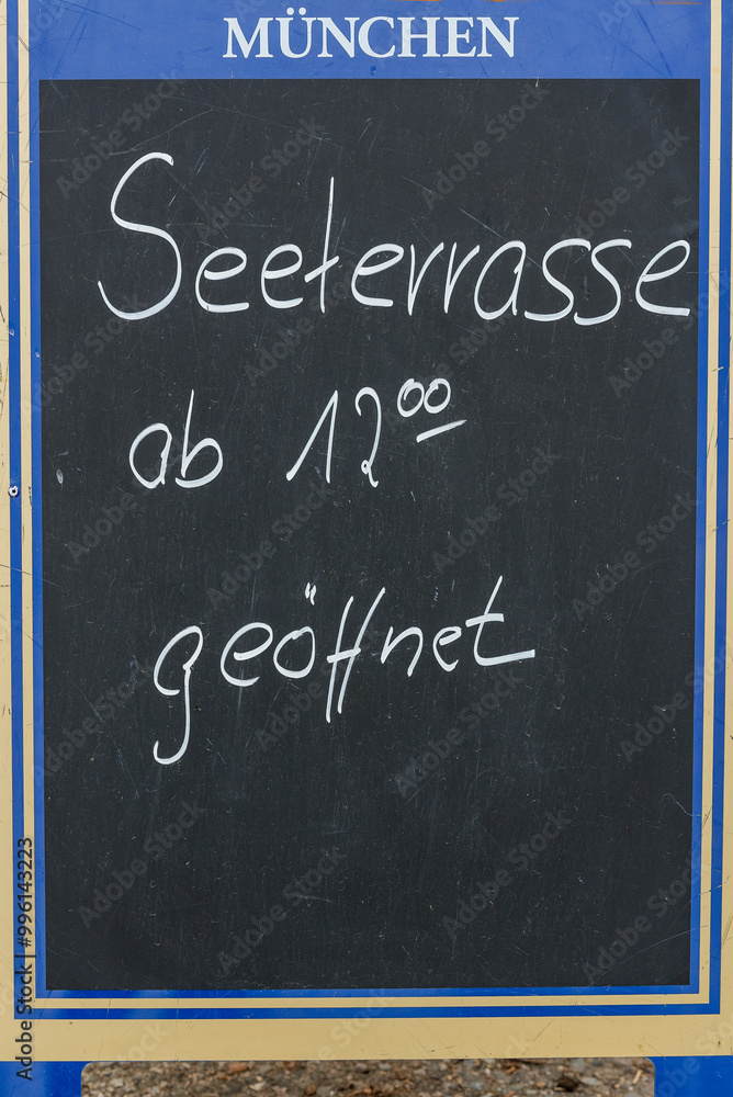 Fototapeta premium Tafel vor einem Restaurant - Seeterasse geöffnet