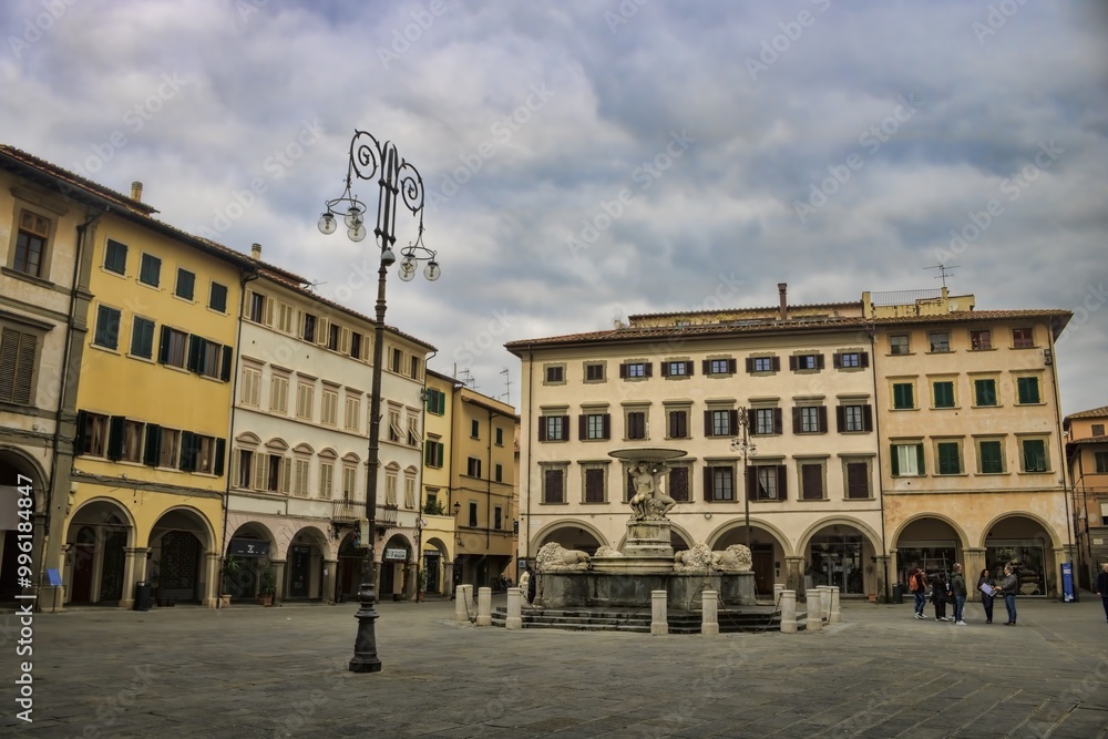 empoli, italien - piazza farinata degli uberti mit fontana del pampaloni,