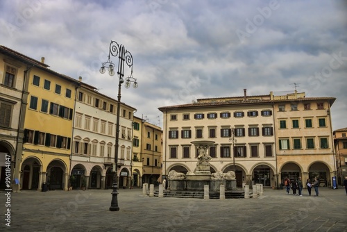 empoli, italien - piazza farinata degli uberti mit fontana del pampaloni, photo