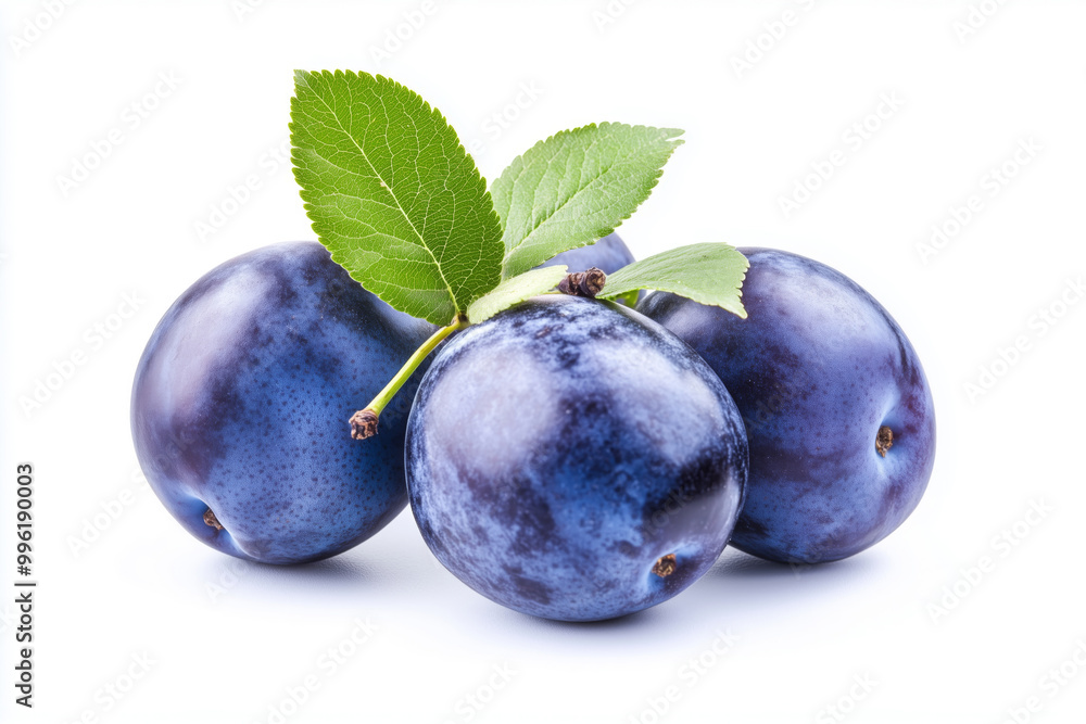 Obraz premium Fresh plums on a bright white background showcasing their natural beauty and vibrant color, perfect for culinary inspiration and healthy snacking