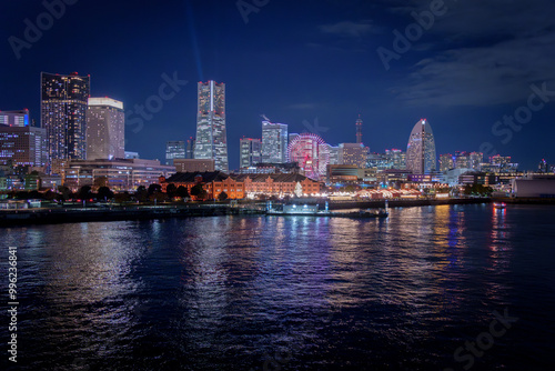 Wallpaper Mural クリスマスシーズンの横浜港大さん橋からの夜景の眺望（神奈川県横浜市みなとみらい） Torontodigital.ca