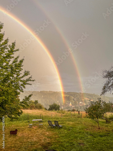 Obraz na płótnie Double rainbow in a green valley w salonie