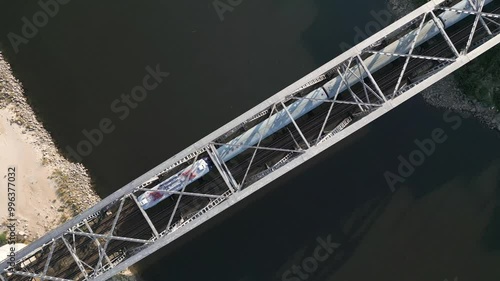 Mijanie się pociągów na moście kolejowym, ujęcia z drona