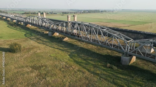 Pociąg towarowy jadący po moście kolejowym