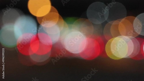 夜の車窓から流れる玉ぼけ