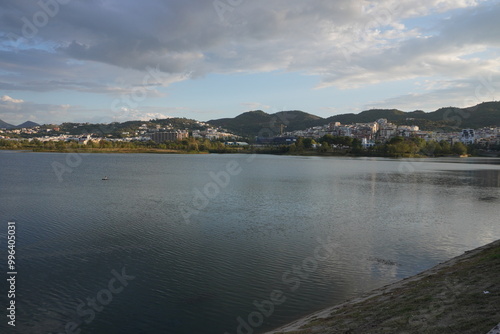 Grande parco di tirana al tramonto, vista su lago, alberi e montagne