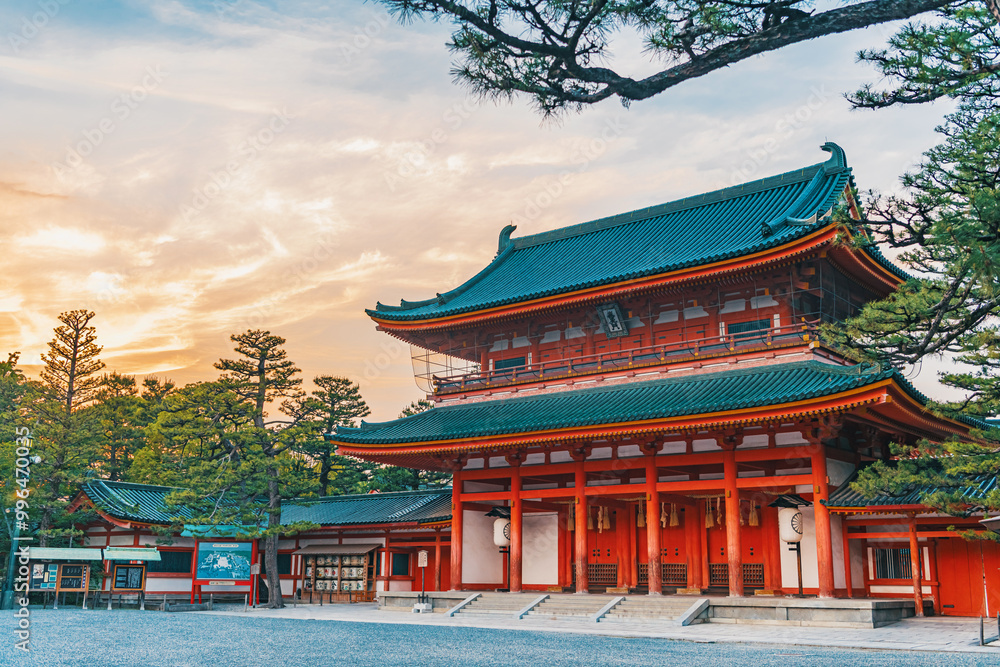 京都 平安神宮応天門の夕景 京都 平安神宮応天門の夕景